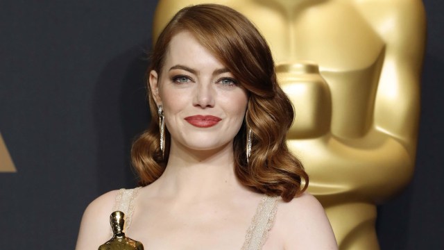 Emma Stone raih piala Oscar. (Foto: Reuters)