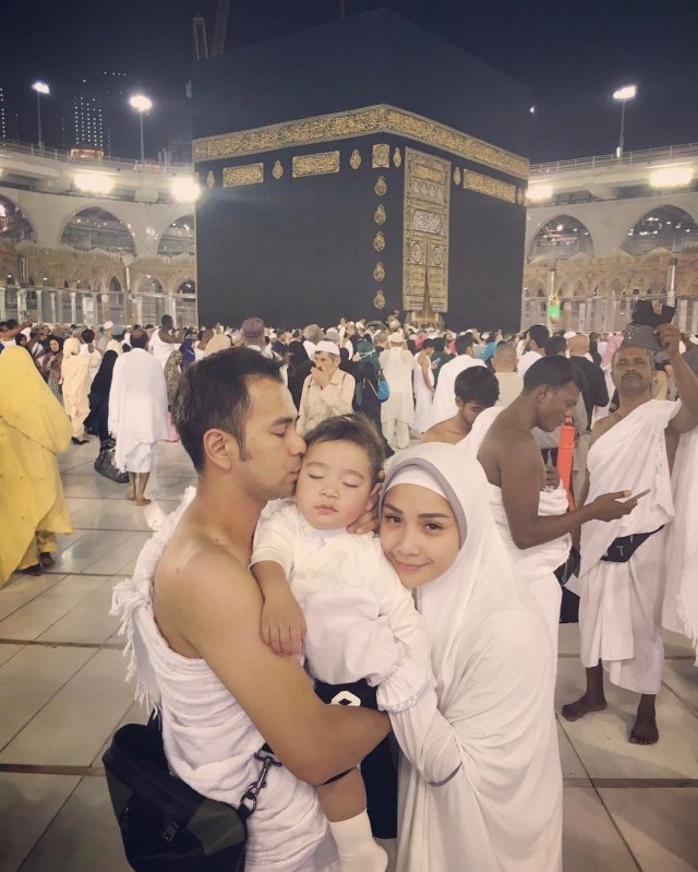 Raffi Ahmad sekeluarga umrah. (Foto: Instagram/raffinagita1717)