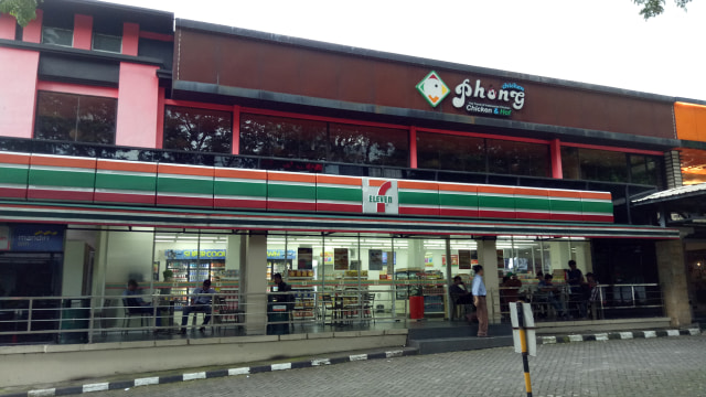 Gerai 7-Eleven yang masih beroperasi di SCBD. (Foto: Ela Nurlaela/kumparan)