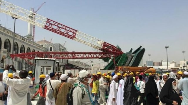 Insiden crane jatuh di Mekah pada tahun 2015 (Foto: Mohamed Al Hwaity/Reuters)