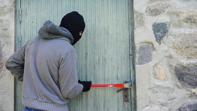 Ilustrasi pencuri sedang membobol pintu (Foto: Pixabay)