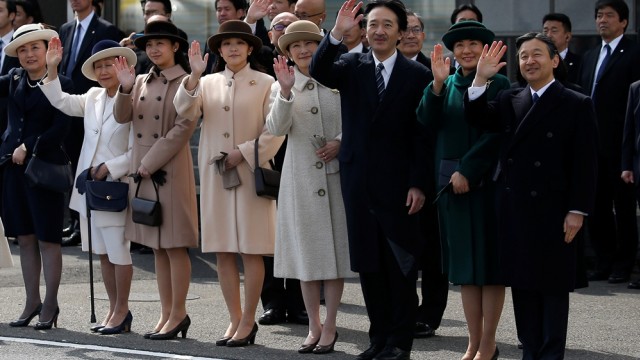 Keluarga kerajaan mengantarkan kaisar. Foto: Reuters/Issei Kato