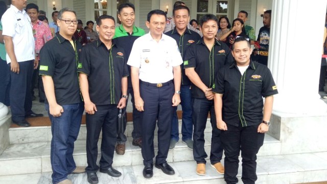 Ahok foto bersama warga di Balai Kota. (Foto: Aria Pradana/kumparan)