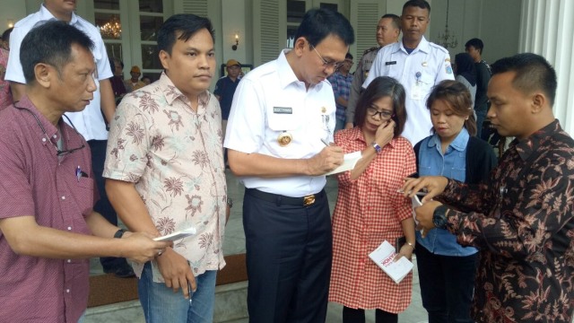 Ahok melayani warga DKI di Balai Kota. (Foto: Aria Pradana/kumparan)