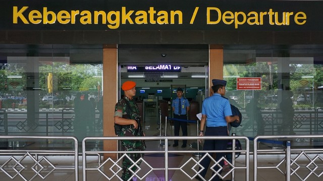 Pasukan TNI berjaga di pintu keberangkatan Bandara Halim Perdanakusuma. Foto: Aditia Noviansyah/kumparan