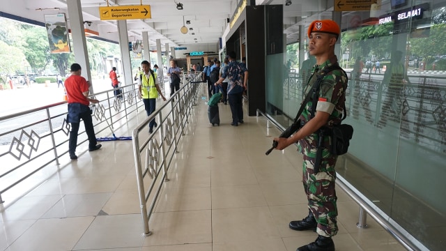 Keamanan Bandara Halim dijaga personel TNI. Foto: Aditia Noviansyah/kumparan