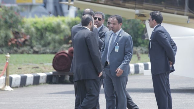 Staf Raja Salman mengecek keamanan eskalator. (Foto: Cornelius Bintang/kumparan)