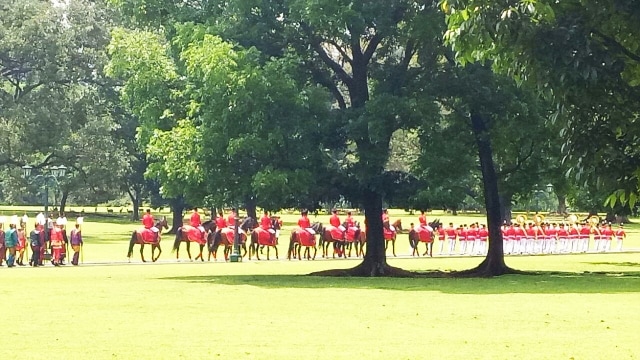 Persiapan marching band dan pasukan berkuda. (Foto: Aditia Rizki Nugraha/kumparan)