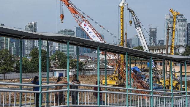 Warga mengamati revitalisasi Pasar Rumput. (Foto: Antara/Aprilio Akbar)