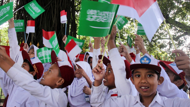 Sejumlah siswa SD memegang bendera. (Foto: Antara/Yulius Satria Wijaya)