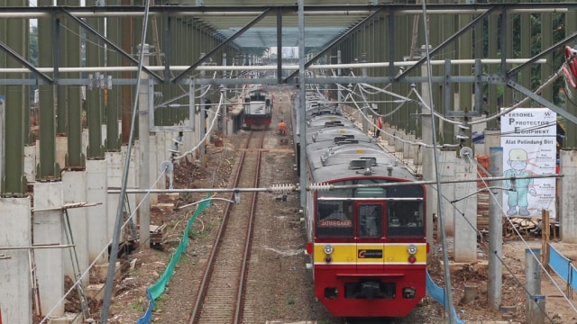 KRL melaju di samping lokasi proyek stasiun. (Foto: Antara/Muhammad Iqbal)