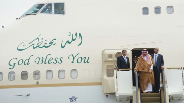 Raja Salman menuruni pesawat dengan eskalator. (Foto: Aditia Noviansyah/kumparan)