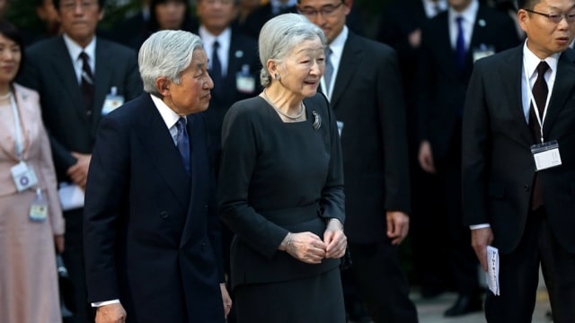 Kaisar Akihito bersama istri di Vietnam (Foto: Reuters//Luong Thai Linh)