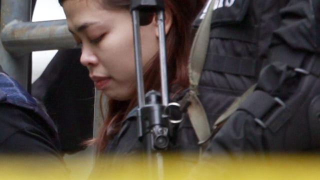 Siti Aisyah keluar dari pengadilan. (Foto: AP/Daniel Chan)