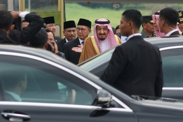 Raja Salman tiba di Bandara Halim. (Foto: Aditia Noviansyah/kumparan)