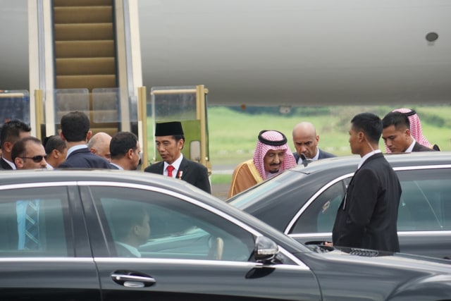 Raja Salman tiba di Bandara Halim. (Foto: Aditia Noviansyah/kumparan)