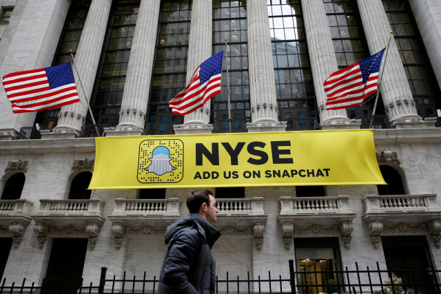 Logo Snapchat terpampang di depan bursa NYSE. (Foto: REUTERS/Brendan McDermid/File Photo)