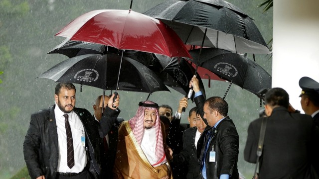 Raja Salman tiba di Istana Bogor. (Foto: Reuters/Achmad Ibrahim)