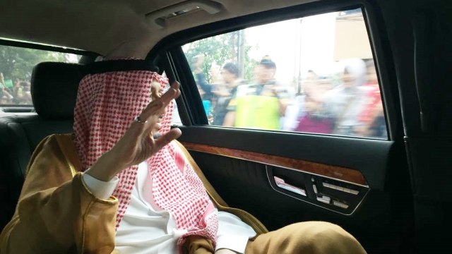 Raja Salman melambaikan tangan ke warga. (Foto: Muchlis Muhammad Hanafi)