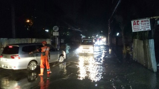 Genangan air di kawasan Pejaten usai hujan. (Foto: Mustaqim Amna/kumparan)