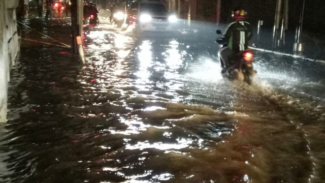 Genangan air di sekitar Pejaten. (Foto: Mustaqim Amna/kumparan)