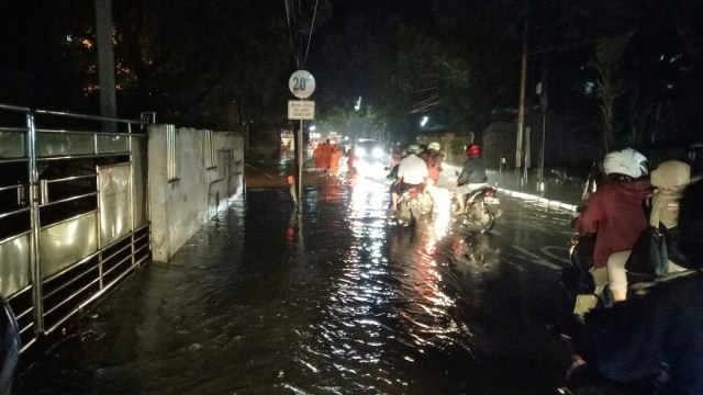 Genangan air usai hujan deras. (Foto: Mustaqim Amna/kumparan)