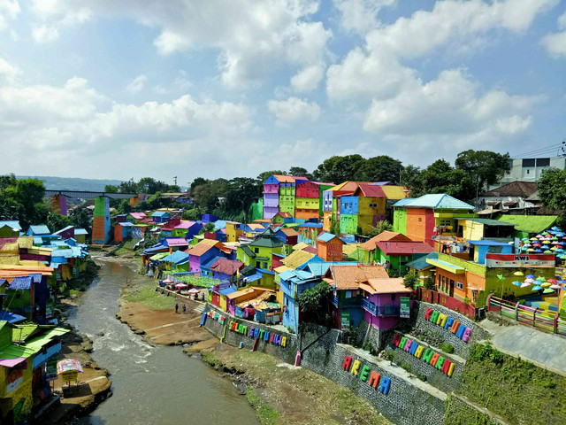 Pesona Warna Warni di Tepi DAS Brantas Malang