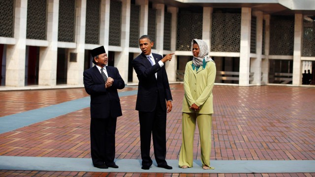Obama saat berkunjung ke Masjid Istiqlal. (Foto: Jason Reed/Reuters)