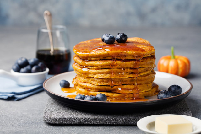 Sirup maple dan blueberry sebagai topping pancake. (Foto: Thinkstockphotos)