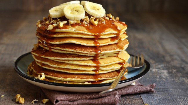 Sirup maple, banana & taburan kacang pada pancake. (Foto: Thinkstockphotos)