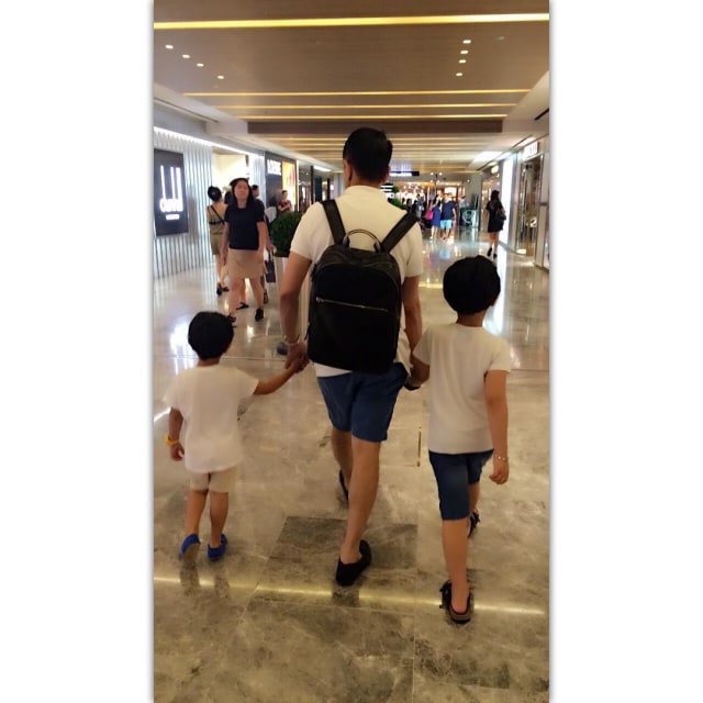 Suami dan kedua anak Bunga Zainal (Foto: Instagram @bungazainal05)