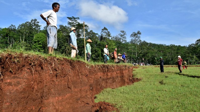 Tanah bergerak rusak rumah warga (Foto: Aditya Pradana/antara)