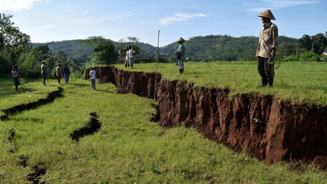 Tanah bergerak setinggi 2 meter di Semarang (Foto: Aditya Pradana/antara)