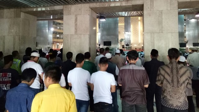 Salat zuhur berjamaah di Masjid Istiqlal. (Foto: Jihad Akbar/kumparan)