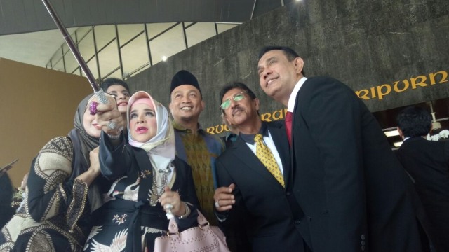 Bachtiar Nasir berselfie ketika Raja Salman datang (Foto: Mustaqim Amna/kumparan)