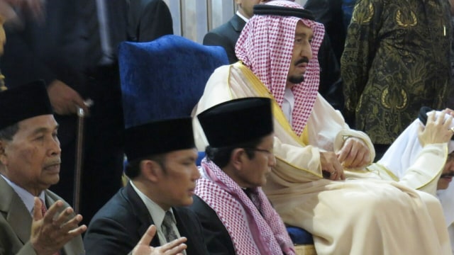 Raja Salman salat tahiyatul masjid di Istiqlal. (Foto: Yudhistira Amran Saleh/kumparan)