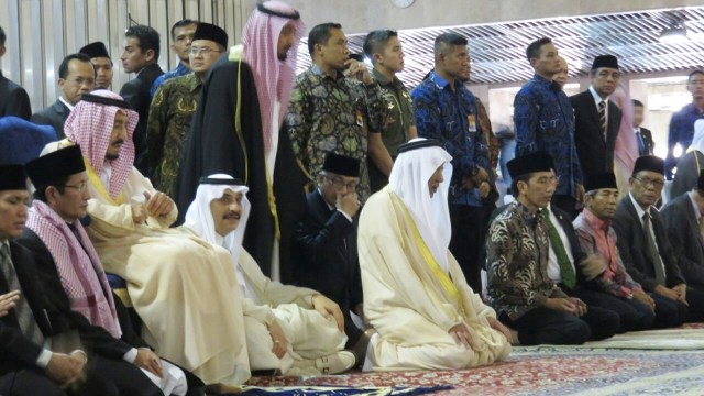 Raja Salman salat di kursi. (Foto: Yudhistira Amran Saleh/kumparan)