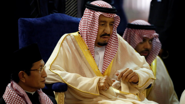 Raja Salman salat di Masjid Istiqlal. (Foto: Reuters/Beawiharta)