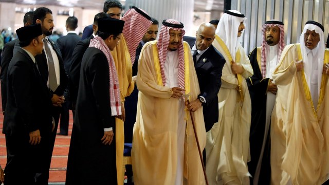 Raja Salman tiba di Masjid Istiqlal. (Foto: Reuters/Beawiharta)