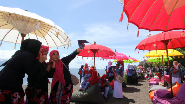 Pantai khusus wanita di Pulau Santen, Banyuwangi (Foto: Budi Candra Setya/ANTARA)