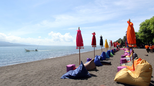Pantai khusus wanita di Pulau Santen, Banyuwangi (Foto: Budi Candra Setya/ANTARA)