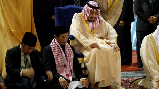 Raja Salman salat tahiyatul masjid di Istiqlal. (Foto: Reuters/Beawiharta)