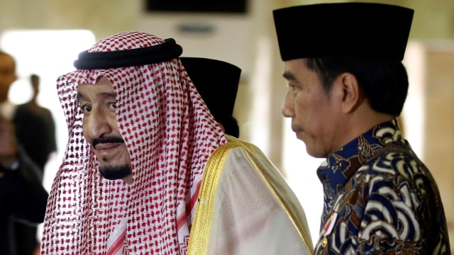 Raja Salman dan Jokowi di Masjid Istiqlal. (Foto: Reuters/Beawiharta)