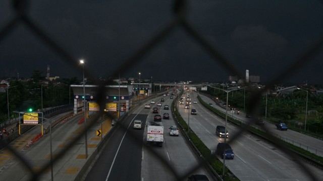 Awan mendung di kawasan Tol Ciledug. (Foto: Aditia Noviansyah/kumparan)