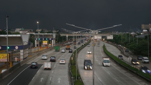 Mendung di kawasan Tol Ciledug. (Foto: Aditia Noviansyah/kumparan)