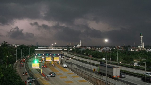 Suasana awan mendung di kawasan Tol Ciledug (Foto: Aditia Noviansyah/kumparan)