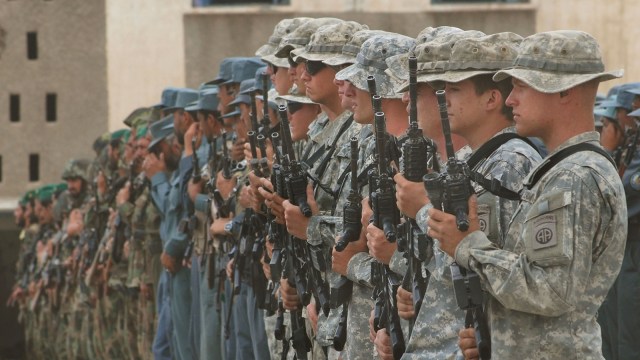 Tentara Amerika yang sedang berbaris. Foto: Wikimedia Commons