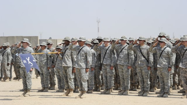Tentara Amerika Serikat sedang baris berbaris. (Foto: Wikimedia Commons)