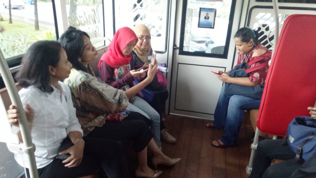 Rini Soemarno bersama wartawan di bus Transjakarta (Foto: Edy Sofyan/kumparan)