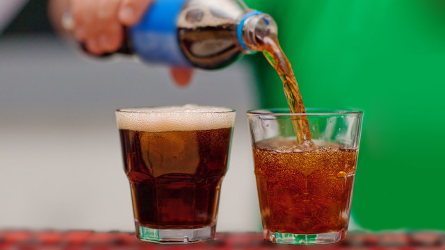 Jauhkan anak mengkonsumsi cola. (Foto: Thinkstock)